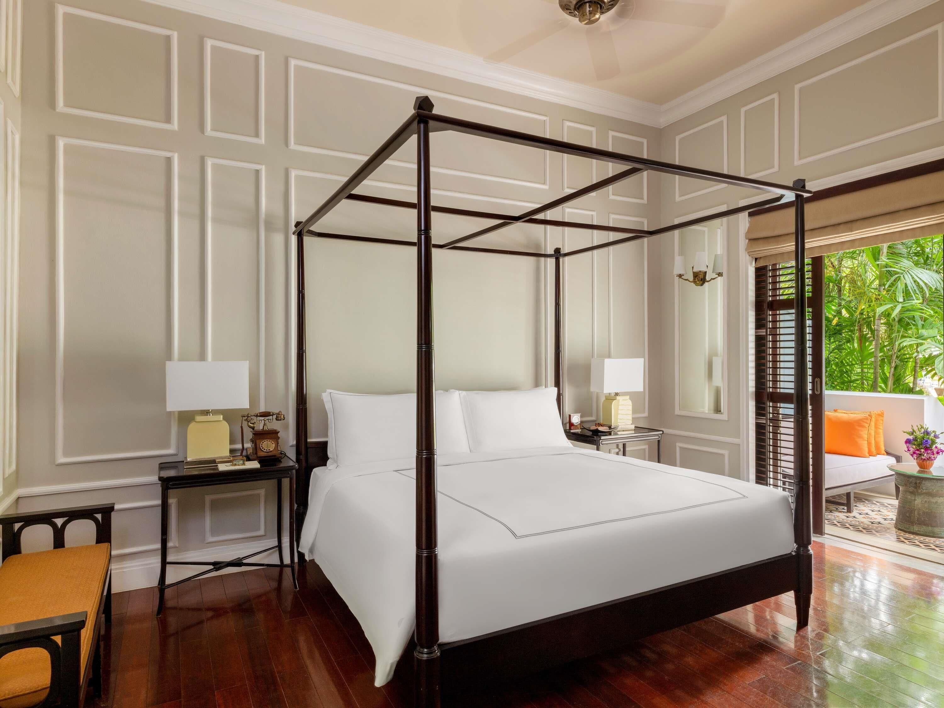 Raffles Suite King | Egyptian cotton sheets, premium bedding, pillow-top beds, minibar