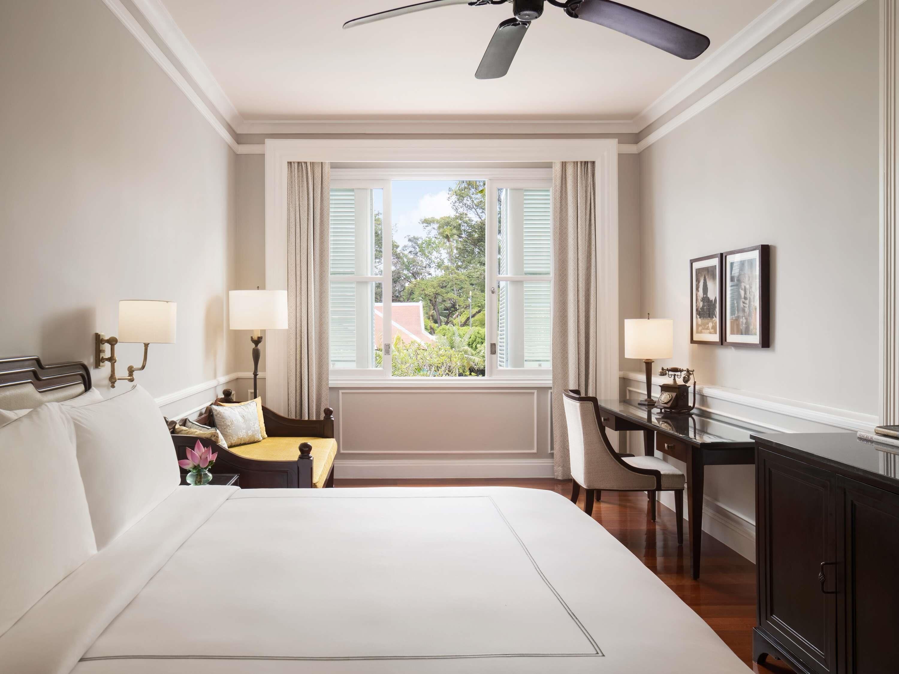 State Room King Bed | 埃及棉床單、高級寢具、特厚豪華床墊、迷你吧