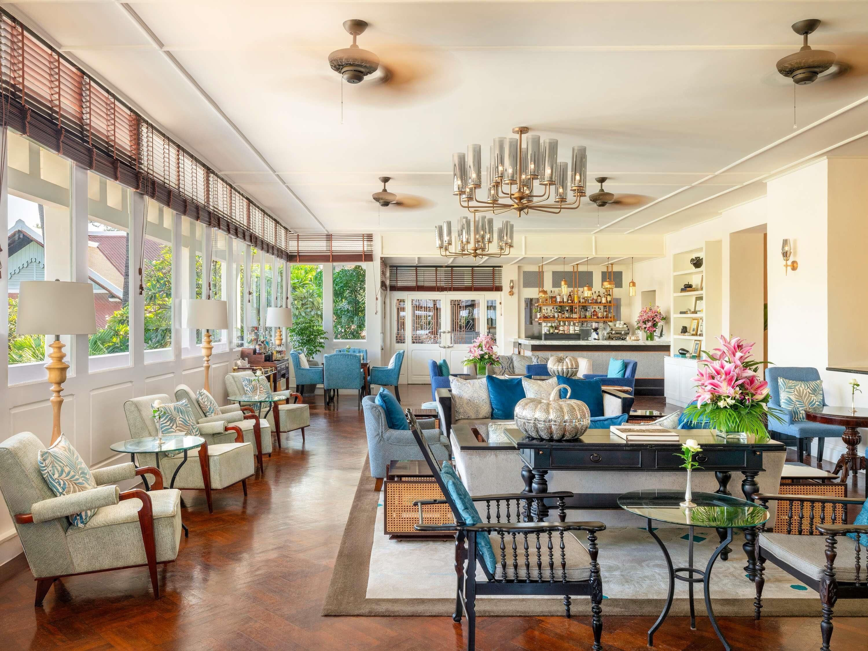 2 bars/lounges, poolside bar