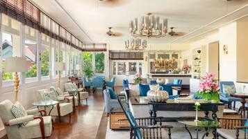 2 bars/lounges, poolside bar