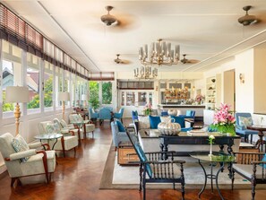 2 Bars/Lounges, Poolbar