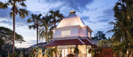 2 bars/lounges, poolside bar
