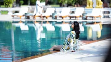 2 outdoor pools, free cabanas, pool umbrellas