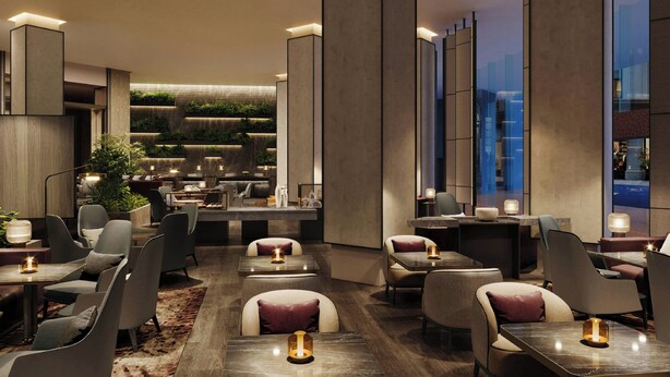 Un restaurant moderne avec un intérieur élégant, des tables et des chaises hautes, un éclairage d’ambiance et une vue sur le paysage urbain grâce à de grandes fenêtres.