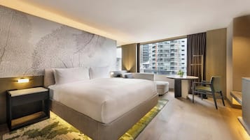 Ylelliset vuodevaatteet, minibaari, tallelokero huoneessa, työpöytä