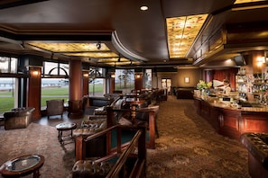 2 bars/lounges