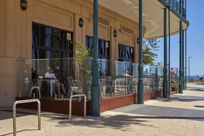 2 bars/lounges - Stamford Grand Adelaide (Glenelg)