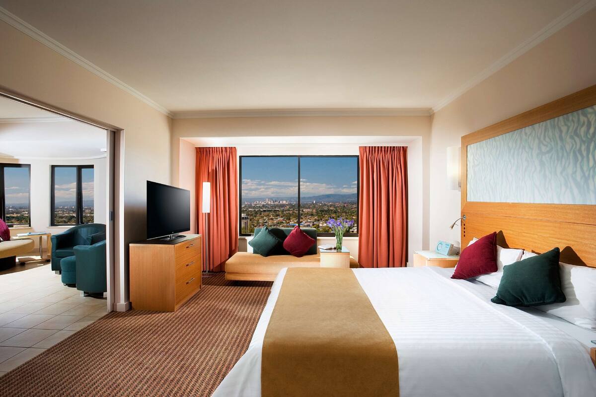 Phòng Suite có thiết kế đặc trưng, 1 giường cỡ king, quang cảnh thành phố (City View) | Bộ đồ giường cao cấp, minibar, két bảo mật tại phòng, bàn 
