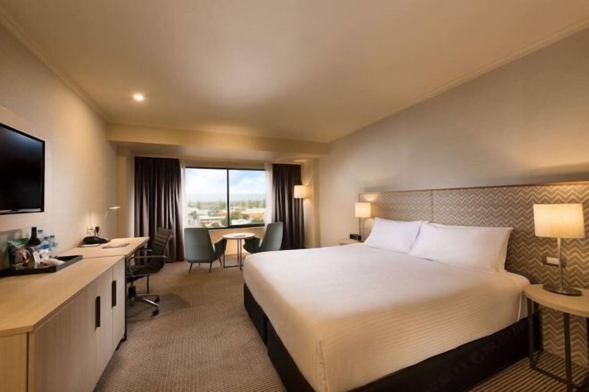 Bộ đồ giường cao cấp, minibar, két bảo mật tại phòng, bàn 
