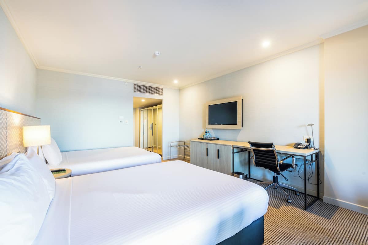 Habitación estándar con 2 camas individuales, vista a la ciudad | Ropa de cama de alta calidad y minibar