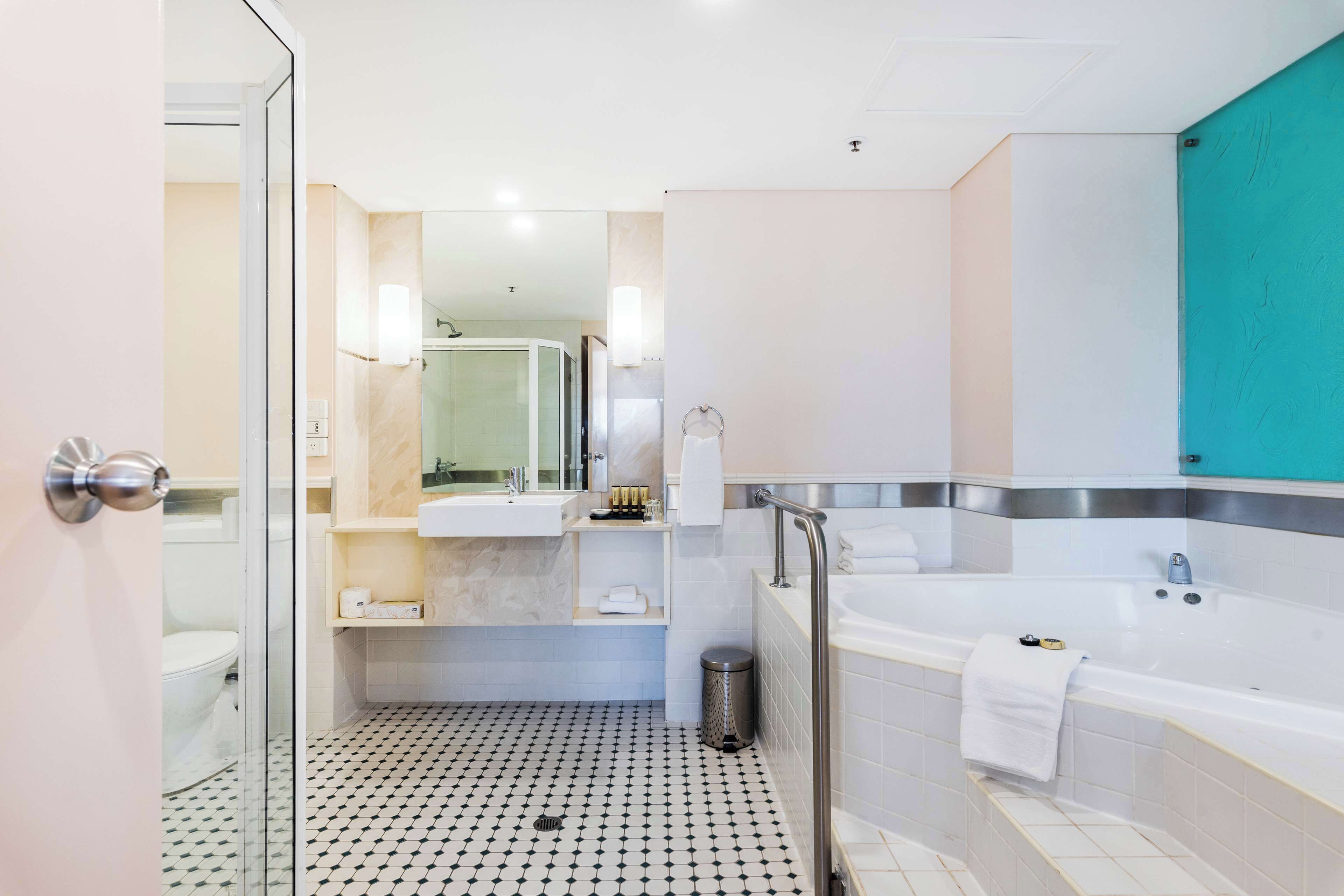 Suite Signature, 1 très grand lit, vue ville (City View) | Salle de bain | Articles de toilette gratuits, sèche-cheveux, chaussons