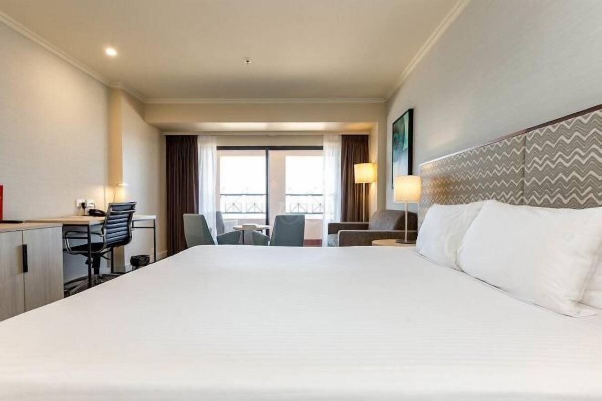 Bộ đồ giường cao cấp, minibar, két bảo mật tại phòng, bàn 
