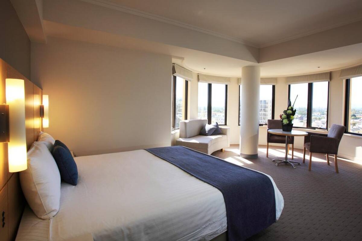 Phòng Suite, quang cảnh thành phố (Junior Suite - City View) | Bộ đồ giường cao cấp, minibar, két bảo mật tại phòng, bàn 
