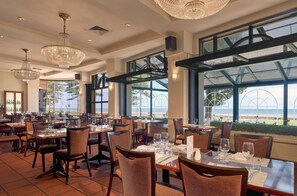 Här finns 2 restauranger som serverar frukost.