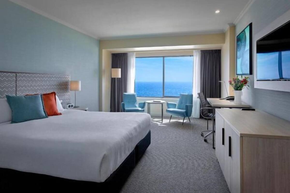 Bộ đồ giường cao cấp, minibar, két bảo mật tại phòng, bàn 