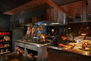 2 restaurants, servant le déjeuner et le dîner; cuisine argentine