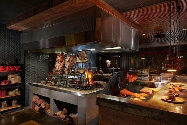 2 restaurantes, se sirven desayunos, comidas, cenas y cocina argentina