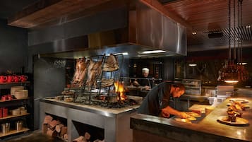 2 restaurants; breakfast, lunch, and dinner served
