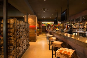 2 bars/lounges