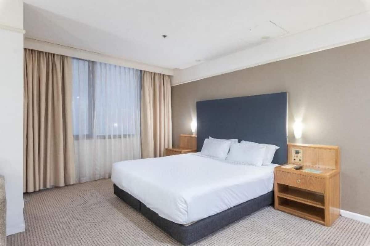 Frigobar, cofres nos quartos, escrivaninha, cortinas blackout