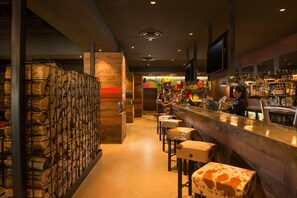 2 bars/lounges
