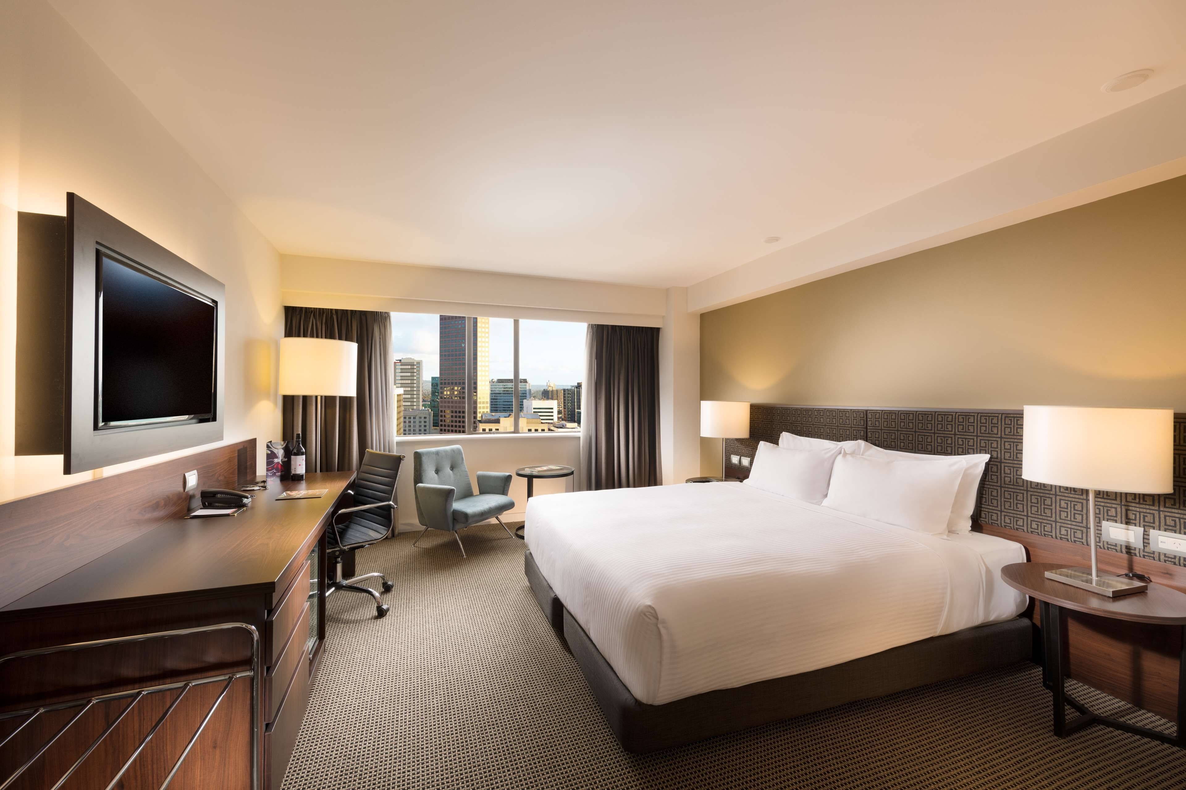 Deluxe City King | Minibar, in-room safe, desk, blackout drapes