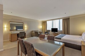 Suite Junior dengan Bak Mandi Semprotan Udara | Minibar, brankas, meja kerja, dan tirai kedap cahaya