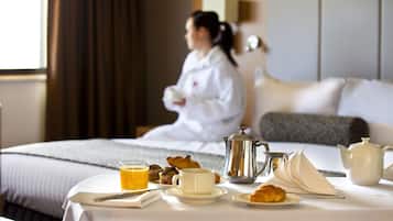 Minibar, caja fuerte, escritorio y cortinas opacas