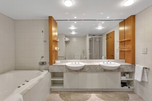 Junior Spa Suite | Bathroom | Designer toiletries, hair dryer, towels - Stamford Plaza Adelaide (Adelaide)