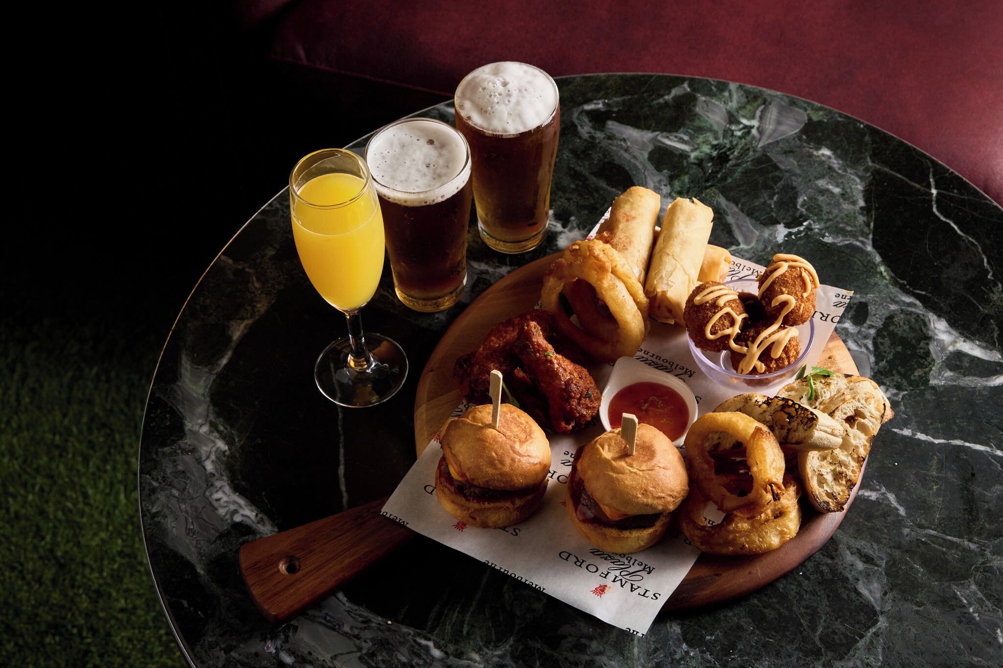 Con servicio de comidas, cenas y happy hour 