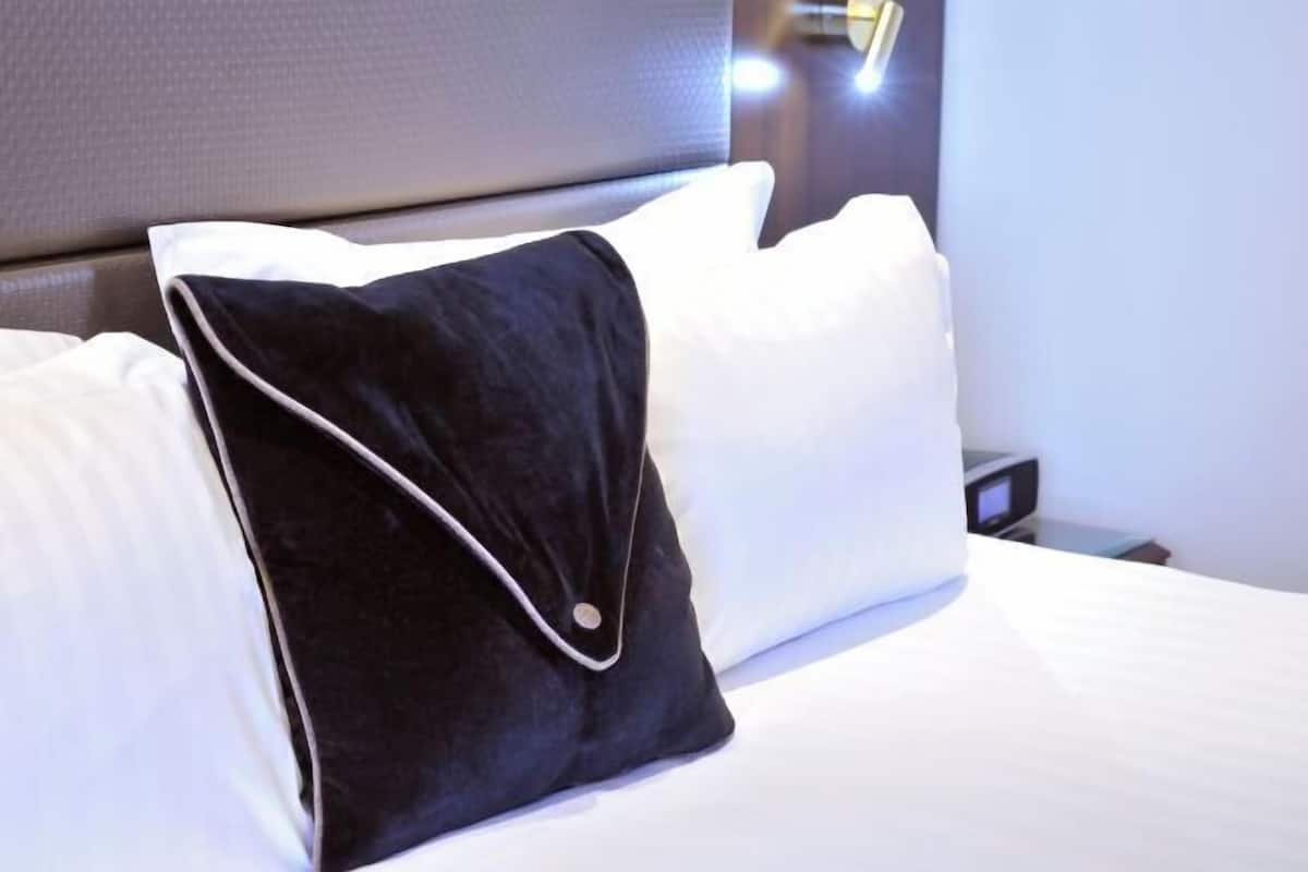1 Schlafzimmer, hochwertige Bettwaren, Zimmersafe, Schreibtisch