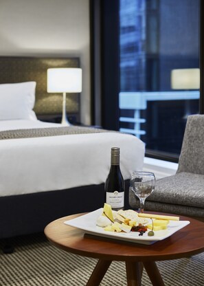 Superior kamer, 1 queensize bed | Luxe beddengoed, een kluis op de kamer, een bureau, geluiddichte muren