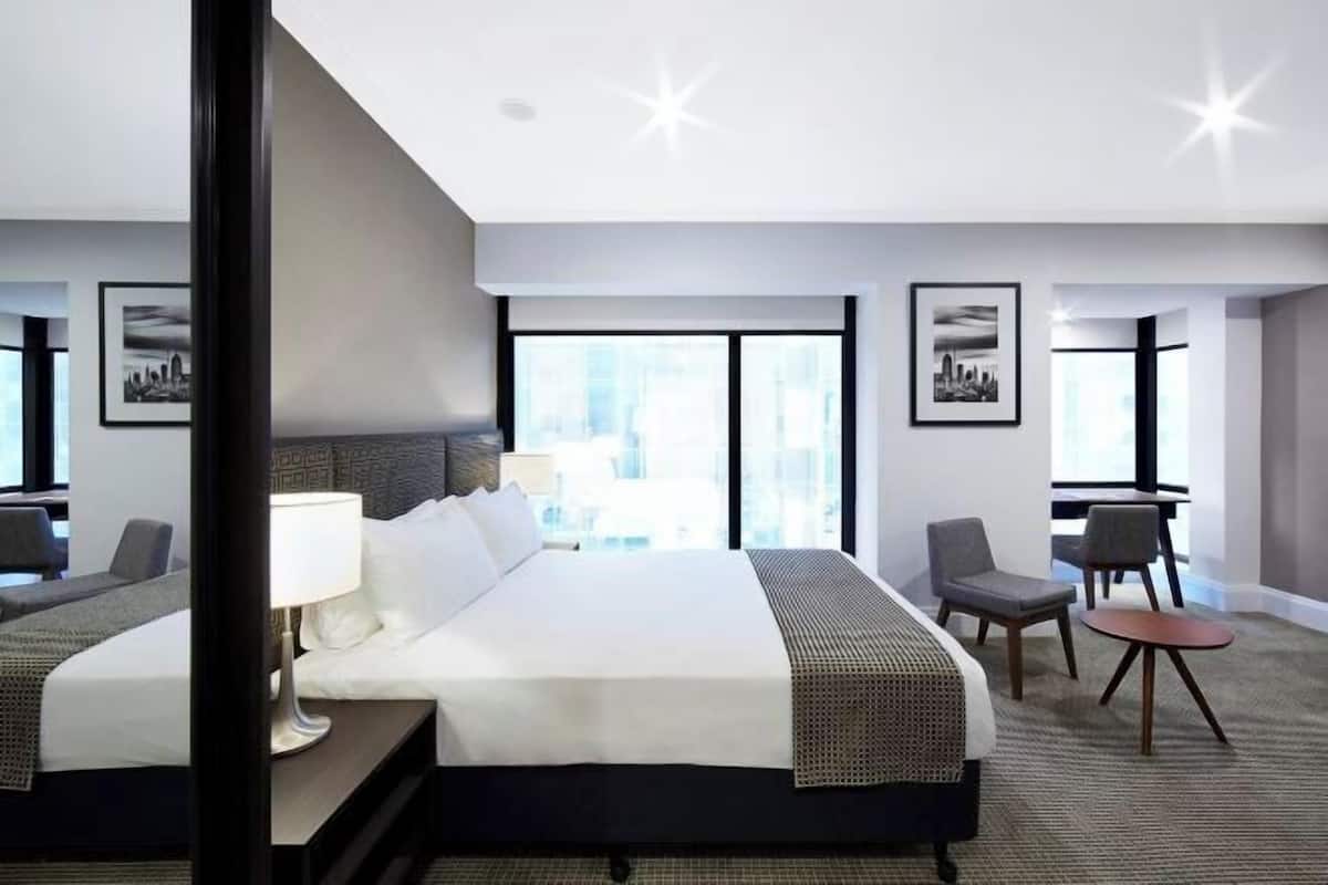 1 Schlafzimmer, hochwertige Bettwaren, Zimmersafe, Schreibtisch