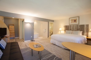 Honeymoon Room, Jetted Tub | Egyptian cotton sheets, premium bedding, desk, laptop workspace