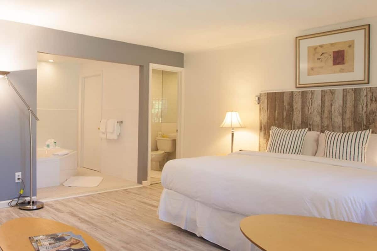 Honeymoon Room, Jetted Tub | Egyptian cotton sheets, premium bedding, desk, laptop workspace