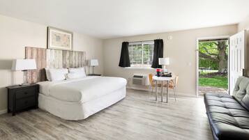 Honeymoon Room, Jetted Tub | Egyptian cotton sheets, premium bedding, desk, laptop workspace