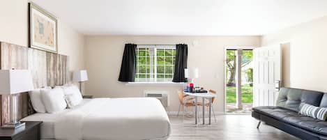 Honeymoon Room, Jetted Tub | Egyptian cotton sheets, premium bedding, desk, laptop workspace