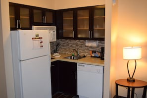 Full-sized fridge, microwave, stovetop, dishwasher