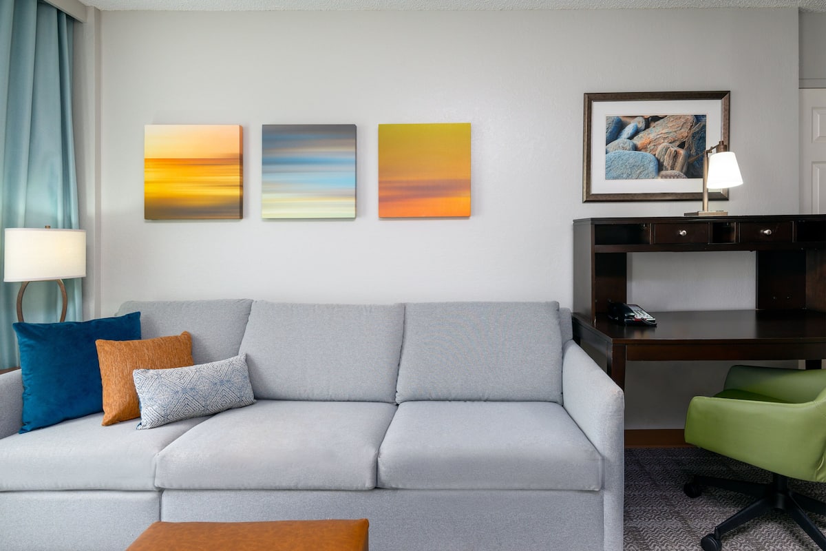 Studio Suite, 1 Queen Bed, Kitchen | Individually decorated, desk, blackout drapes, iron/ironing board