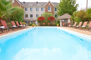 Outdoor pool, pool loungers