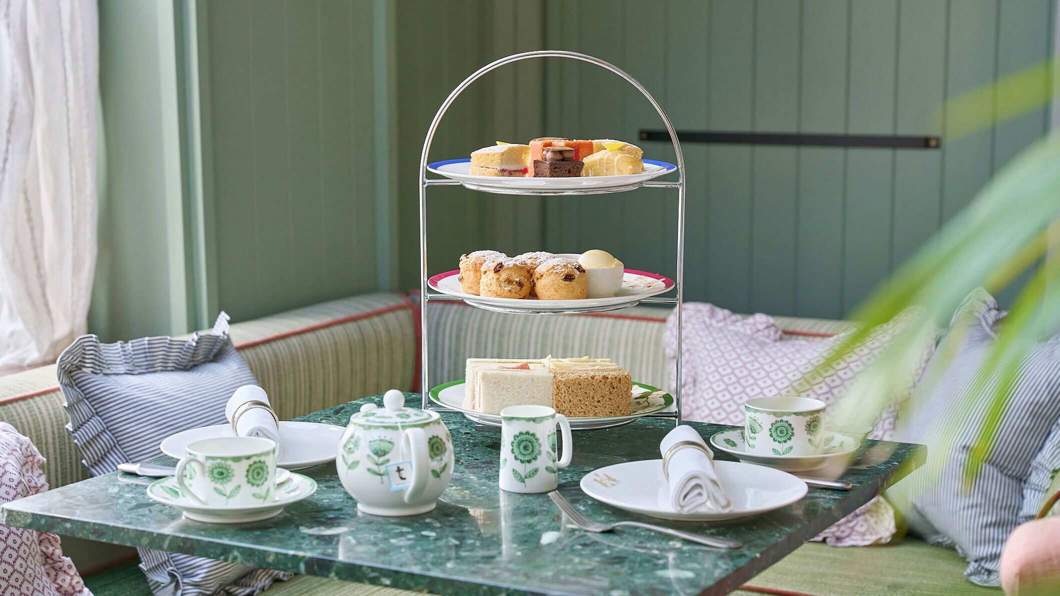 breakfast, lunch and dinner served