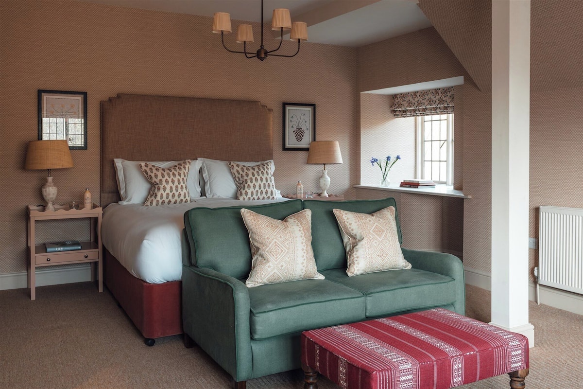 Dene Suite | In-room safe, desk, iron/ironing board, bed sheets