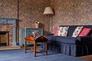 In-room safe, desk, iron/ironing board, bed sheets