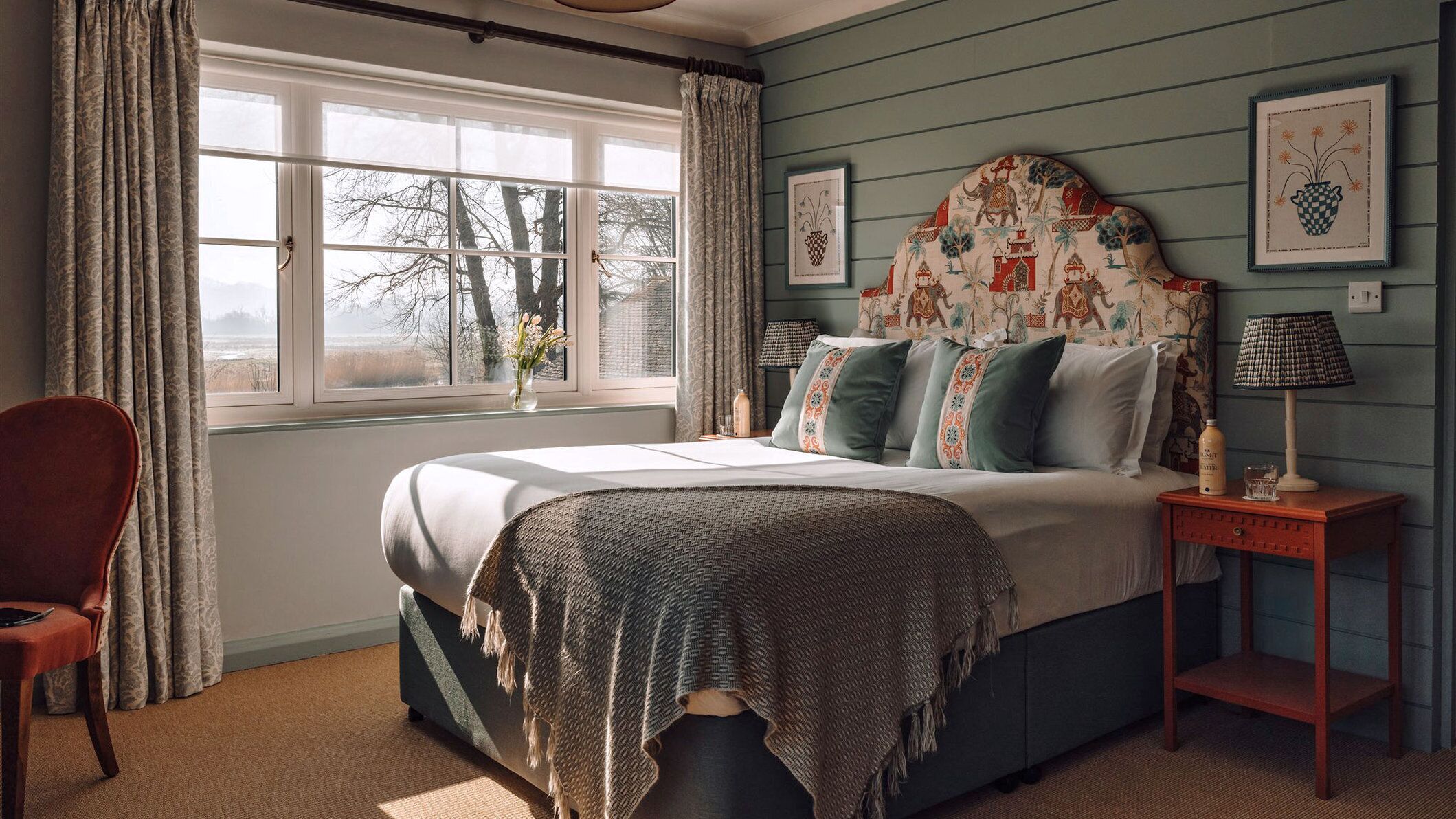 Caixa forta a l'habitació, escriptori i planxa i posts de planxar 