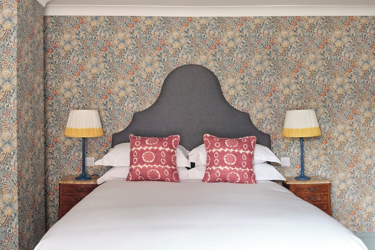 In-room safe, desk, iron/ironing board, bed sheets
