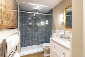 シャワー付き浴槽、バスアメニティ (無料)、ヘアドライヤー、タオル