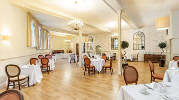 فطور إنجليزي يوميًا بتكلفة قدرها (15 GBP للشخص)