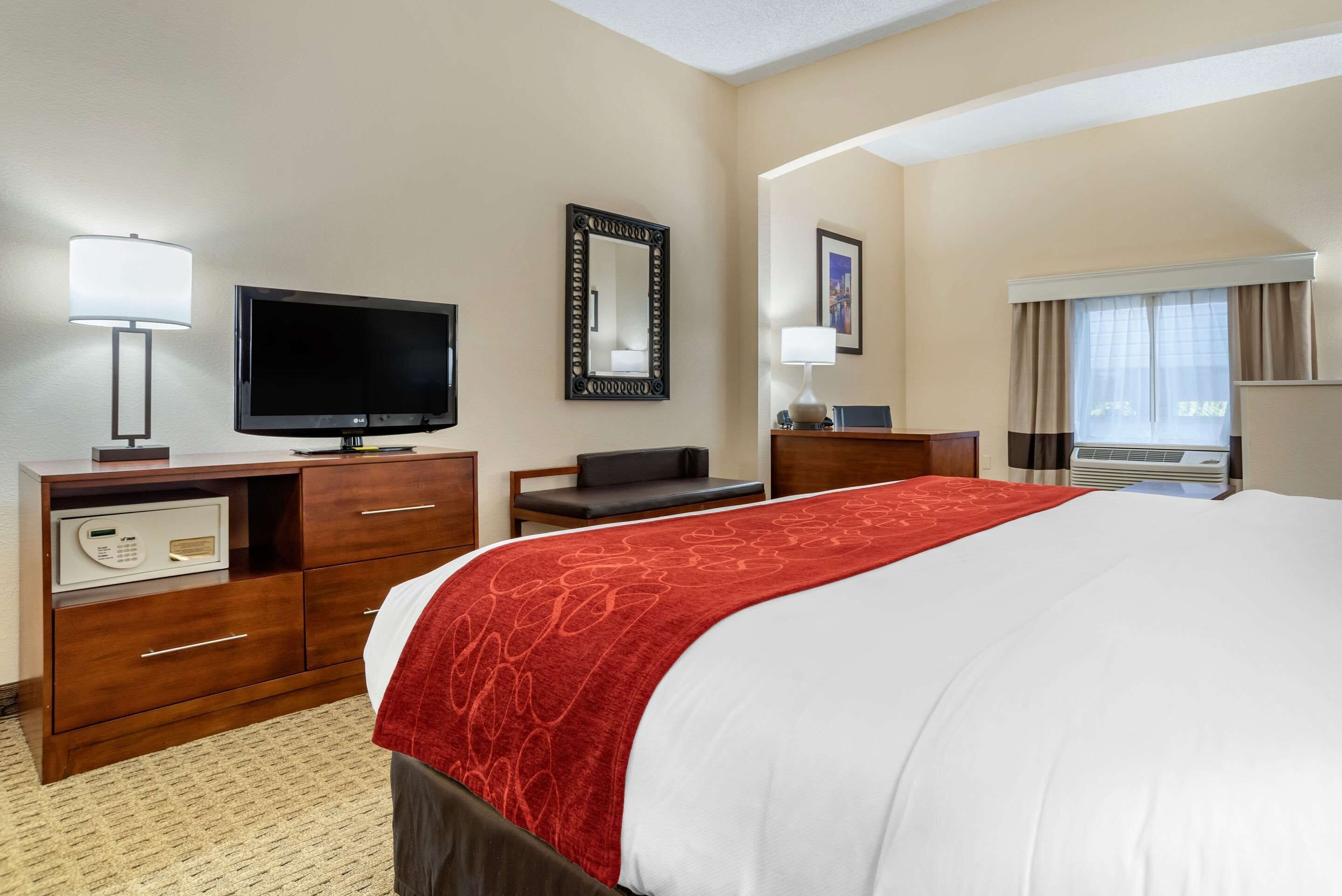 suite, 1 king bed, non smoking | desk, laptop workspace, blackout curtains, soundproofing