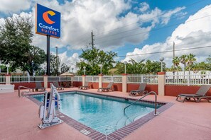 Una piscina al aire libre de temporada