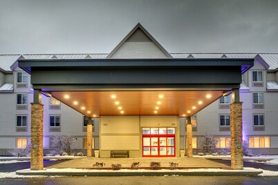 Holiday Inn Express & Suites Lincoln East - White Mountains by IHG